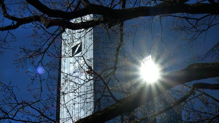 30.03.2021, Frankfurt am Main, DEU, Ein Turm der Deutschen Bank im Sonnenlicht im Frankfurt *** 30 03 2021, Frankfurt am