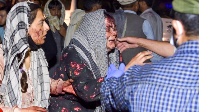 Afghanistan: Im Schock: Verwundete Frauen auf dem Weg ins Krankenhaus in Kabul, nachdem bei Explosionen am Flughafen mehrere Menschen starben.