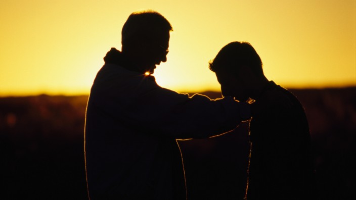 Silhouette of a father and son model released, Symbolfoto, 19.08.2011 09:31:31, Copyright: xdesignpicsx Panthermedia0218