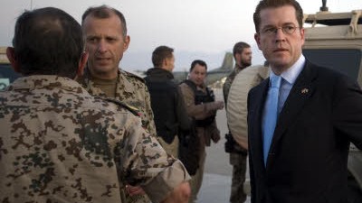 Münchner Sicherheitskonferenz: Karl-Theodor zu Guttenberg während eines Besuchs in Afghanistan im November 2009.