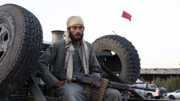 Afghanistan: Der Krieg aller gegen alle hat begonnen: ein Taliban patrouilliert in Kabul.