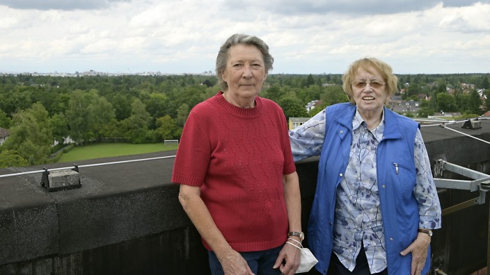 SZ-Serie: Wer wohnt denn da?: Helga Hervay und Ursula Adler (von links) leben schon seit 1968 im Ottobrunner Sternhaus und müssen sich jetzt auf eine längere Baustelle einstellen.
