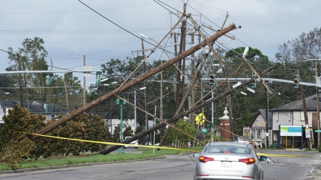 Hurrikan "Ida" in den USA: Umgeknickte Strommasten an einer Straße in Metairie, einem Vorort von New Orleans.