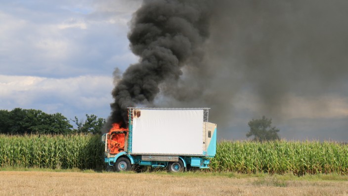 Fünfseen-Filmfestival: Ein Bild wie aus einem Katastrophenfilm: In der Fahrerkabine von Wolf Gaudlitz' Cinemamobile lodern die Flammen, das Feuer hat schon ein Eck der Kinoleinwand erfasst.