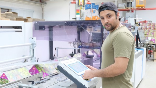 Omar Suleimankhil an seinem Arbeitsplatz bei Ludo Fact. Nachdem er nicht abgeschoben wird, kann er nun die Ausbildung zum Anlage- und Maschinenführer anfangen.
