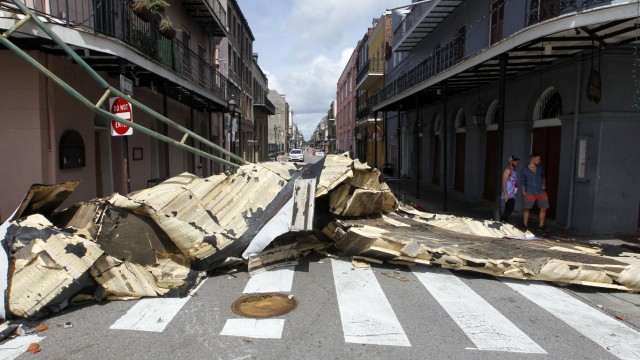 Hurrikan Ida: Schäden in New Orleans, Louisiana The roof of nearby building in the street in the French Quarter of New O