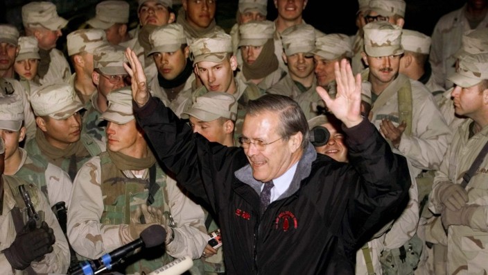 Ex-Verteidigungsminister Donald Rumsfeld 2001 in Afghanistan