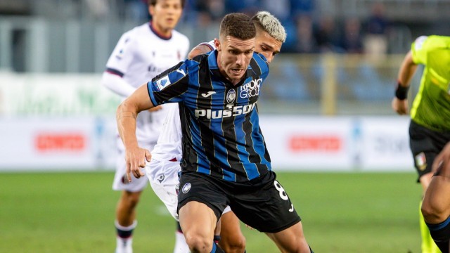 BERGAMO, ITALY - AUGUST 28: Robin Gosens defender for Atalanta B.C. fights for the ball with Nicolas Dominguez midfield