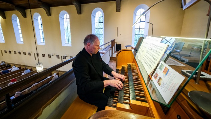 Kultur: Christian Brembeck an der Orgel der Schutzengelkirche in Eichenau.
