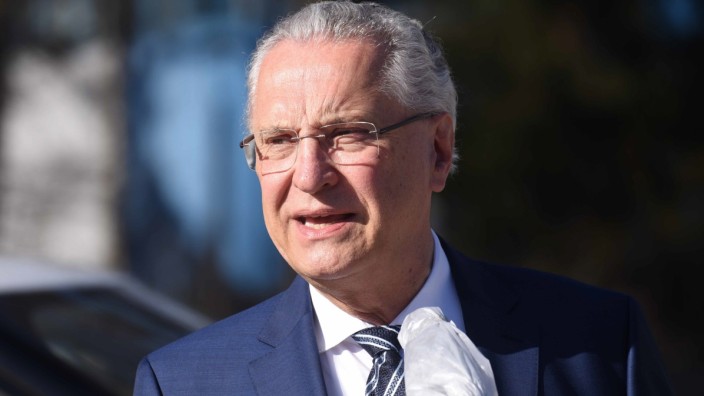 Innenministerium: "Kommen die Waffenbesitzer dieser Verpflichtung nicht nach, können Geld- oder Freiheitsstrafen bis zu fünf Jahren drohen", sagte Bayerns Innenminister Joachim Herrmann.