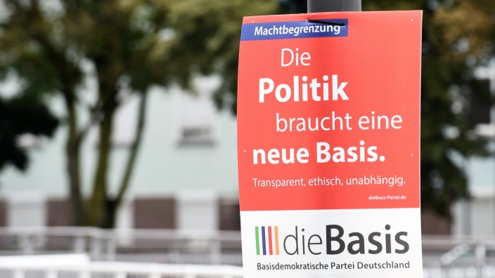 Wahlplakate - Bundestagswahl 2021am 28.08.2021 in Essen Ein Wahlplakat der Partei die Basis. Die Bundestagswahl findet a