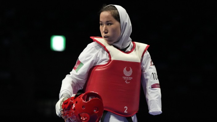 Afghanen bei den Paralympics: Standhaft: Taekwondo-Kämpferin Zakia Khudadadi aus Afghanistan nach ihrem Erstrunden-Aus gegen die Usbekin Ziyodakhon Isakova.