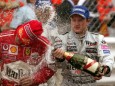 Kimi Räikkönen (Finnland / McLaren-Mercedes, re.) verpasst Michael Schumacher (Deutschland / Ferrari) eine Champagnerdu