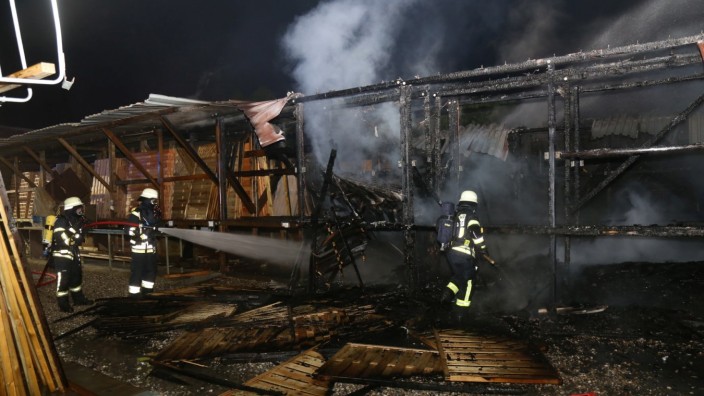 Seefeld: Das Holzlager der Firma in Seefeld ist ausgebrannt. Das Feuer war nach 40 Minuten gelöscht.