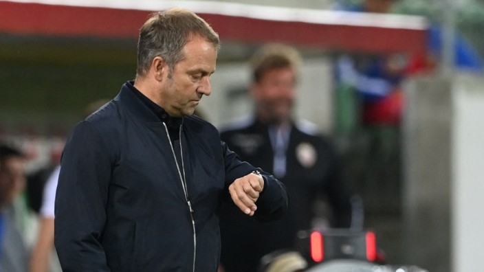 2:0 gegen Liechtenstein: Wie viel Zeit noch für ein paar Tore? Hansi Flick guckt auf die Uhr.