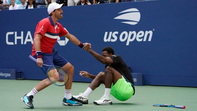 US Open: Brüder im Geiste: Steve Johnson (links) hilft Gaël Monfils auf die Beine.