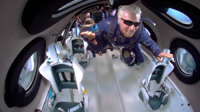 Raumfahrt: Milliardär Richard Branson bei seinem kurzen Flug in die Schwerelosigkeit im Juli 2021. Seitdem durfte seine Firma Virgin Galactic wegen einer Kursabweichung nicht mehr ins All fliegen.
