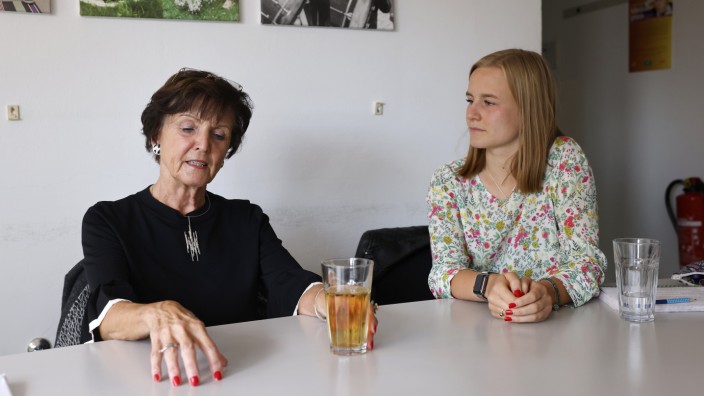 Generationen diskutieren eine einigende Idee : Zwei Generationen ein Thema: Sibylle Schmidtchen (links) und Philomena Böhme reden über Demokratie.