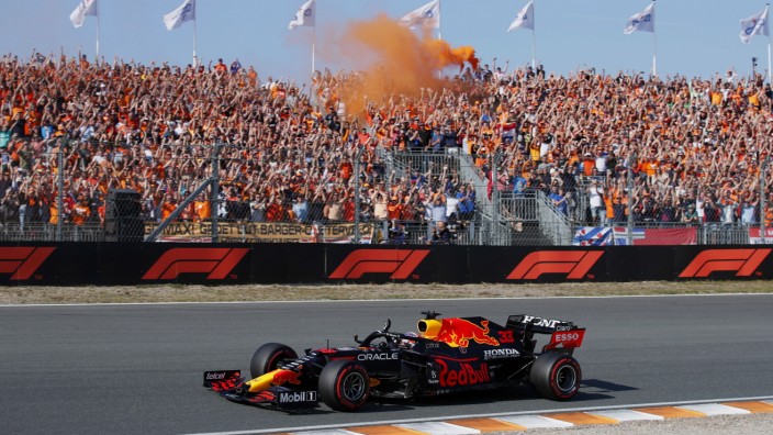 Formula 1 2021: Dutch GP CIRCUIT ZANDVOORT, NETHERLANDS - SEPTEMBER 04: Max Verstappen, Red Bull Racing RB16B, waves to