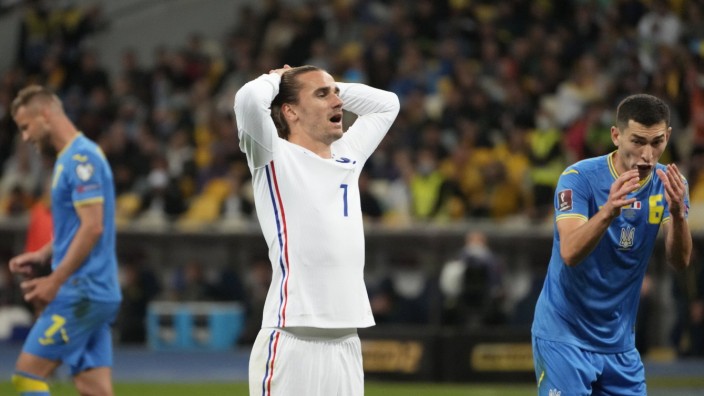 Fußball, WM Quali, Ukraine - Frankreich France s Antoine Griezmann, centre, reacts during the World Cup 2022 group D qua