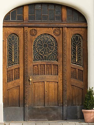 Alte Holztür an einem Haus in der Toskana ; iStockphoto