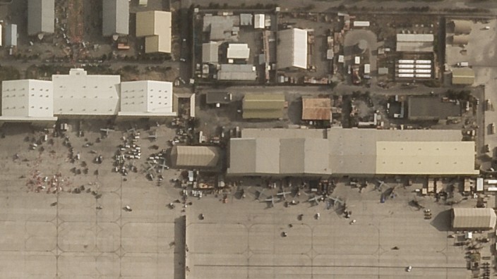 Afghanistan: Satellitenaufnahmen von Hamid-Karzai-Flughafen in Kabul zeigen den Zustand vor knapp einer Woche: Nach dem Abzug der US-Truppen blieben viele verlassene und unbenutzbar gemachte Fahrzeuge und Flugzeuge zurück.