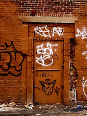 Tür mit Graffiti ; Stockphoto