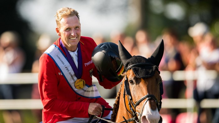 210905 Andre Thieme of Germany with horse DSP Chakaria celebrates after winning gold in the individual final on day 5 o