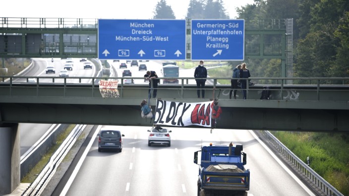 IAA-Gegner: Zu den Protesten gegen die Internationale Automobilausstellung gehörte eine Abseilaktion von einer Brücke auf die Lindauer Autobahn bei Germering.