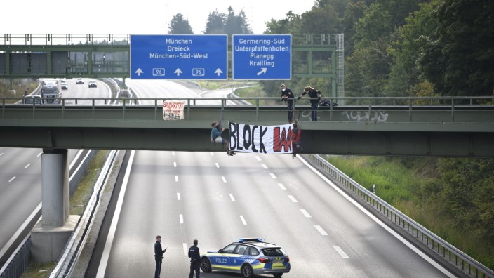 Protest gegen die IAA: Im September 2021 sperrte die Polizei die Autobahn nach Lindau bei Germering, weil sich drei Aktivisten an einer Schilderbrücke festgebunden hatten.
