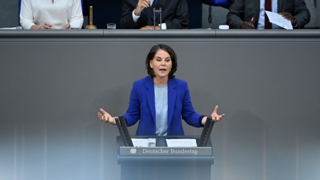 Wahlkampf: Die Kanzlerkandidatin der Grünen, Annalena Baerbock, spricht im Bundestag.