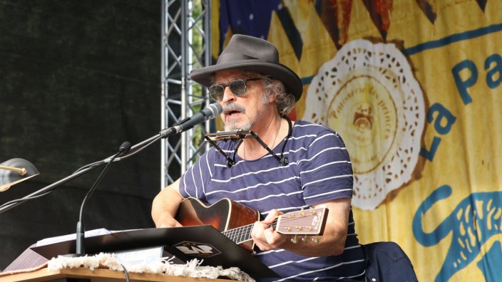 Neuwied Wolfgang Niedecken liest und singt Bob Dylan vor dem Engerser Schloss. *** Neuwied Wolfgang Niedecken reads and