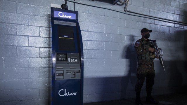 Bitcoin in El Salvador: Wird hier das Staatsvermögen verspielt? Als die Regierung Geldautomaten aufstellte, an denen man Dollar und Bitcoin umtauschen kann, steckten Demonstranten sie in Brand. Seitdem stehen oft schwer bewaffnete Soldaten an den Maschinen.