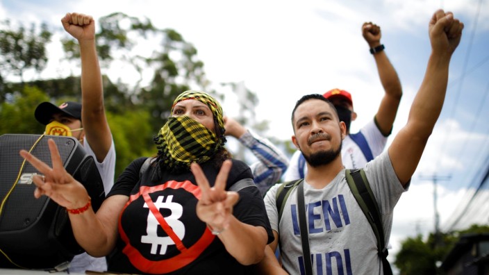 Gewerkschaftsmitglieder protestieren in San Salvador gegen die Einführung von Bitcoin als offiziellem Zahlungsmittel. Die Frage ist nun, ob die Menschen die neue Währung annehmen.