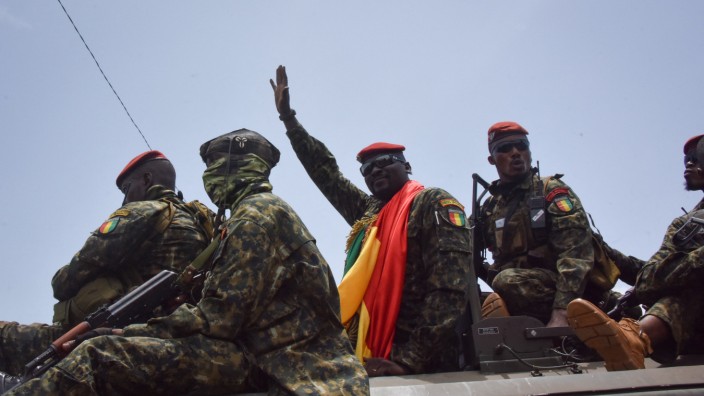 Guinea: Der Anführer des Umsturzes, Mamady Doumbouya, winkt am Montag in der Hauptstadt Conakry den Menschen zu.