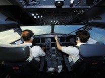Pilot und Copilot im Cockpit eines Airbus A321 Copyright imageBROKER ThomasxSbampato ibltps04298390