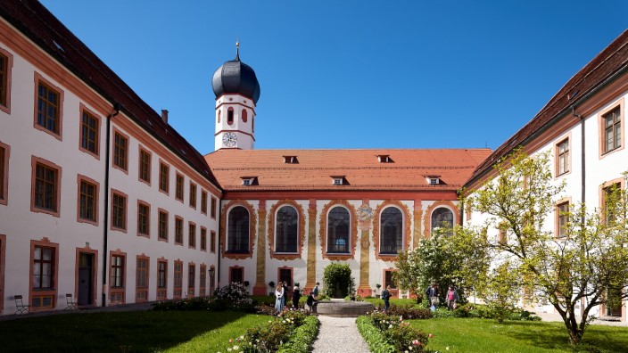 Kloster Beuerberg: Picknicks, Workshops, Führungen, Konzerte und mehr locken ins Kloster Beuerberg.