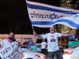 Israelis demonstrieren in Tel Aviv mit Flaggen und einer Straßenblockade gegen die Regierung - eine Reaktion auf den Tod des Grenzpolizisten Barel Hadaria Schmueli.