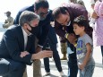 "Herzzerreißende Entscheidungen": US-Außenminister Antony Blinken spricht in Ramstein mit einem afghanischen Jungen und seinen Eltern über ihre Erfahrungen.
