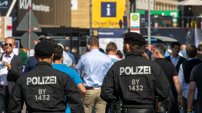 Hohe Einsatzbelastung: Viel zu tun, trotz Pandemie: Unter anderem wegen der IAA waren die Münchner Polizisten 2021 viel beschäftigt.