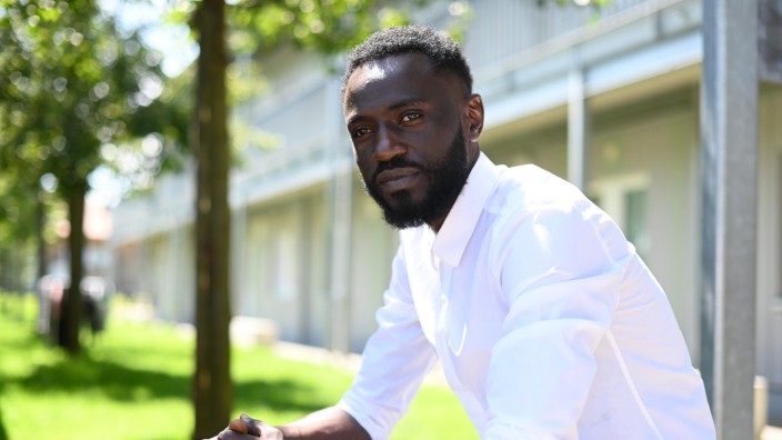 Asyl in München: Sein Vater und sein Halbbruder haben ihn so heftig geschlagen, dass Sheikh Diallo sein rechtes Auge verlor. Heute trägt er an der Stelle eine Augenprothese, die man im ersten Moment gar nicht als eine solche erkennt.