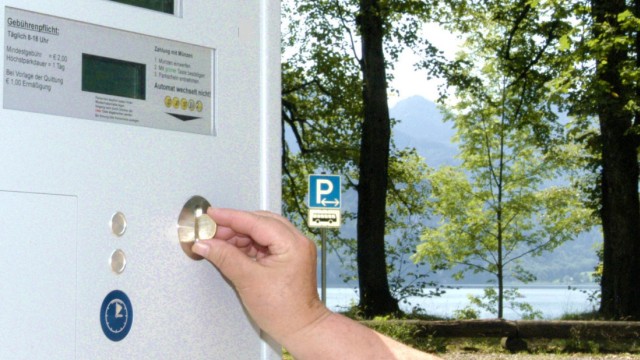 Tourismus im Oberland: Ein Parkautomat am Kochelsee