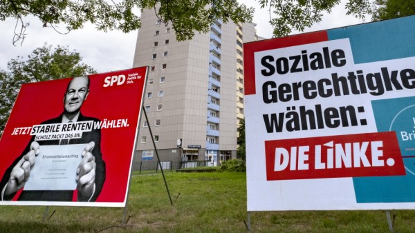 Wahlplakate Wahlplakate der SPD mit dem Kanzlerkandidaten Olaf Scholz und der Partei Die Linke zur Bundestagswahl im Sep
