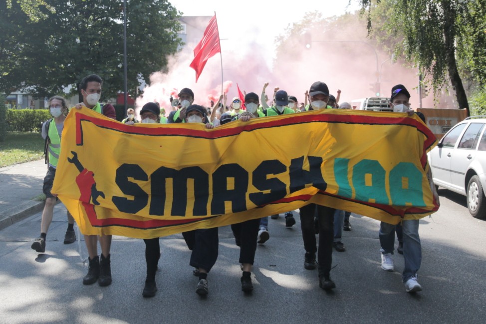 Demonstration und Aktion des Bündnisses 'SmashIAA' am Bosch-Werk in Berg am Laim. Foto: Friedrich Bungert