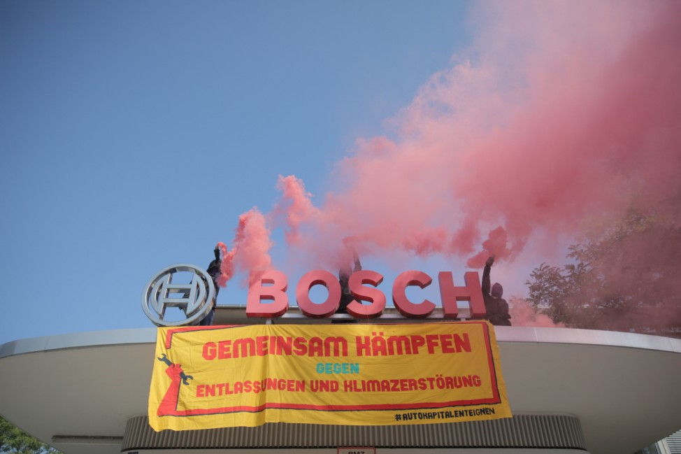 Demonstration und Aktion des Bündnisses 'SmashIAA' am Bosch-Werk in Berg am Laim. Foto: Friedrich Bungert