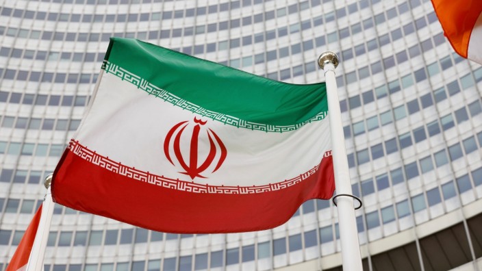 Nukleargespräche in Wien: Die iranische Flagge vor der Internationalen Atomenergie-Organisation in Wien - in der österreichischen Hauptstadt wird derzeit auch über das Atomabkommen verhandelt.