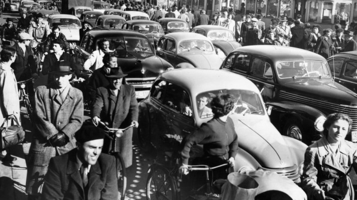 Dichter Straßenverkehr am Münchner Stachus, 1954