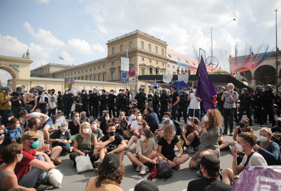 IAA Demo Sitzblockade Odeonsplatz. Foto: Friedrich Bungert