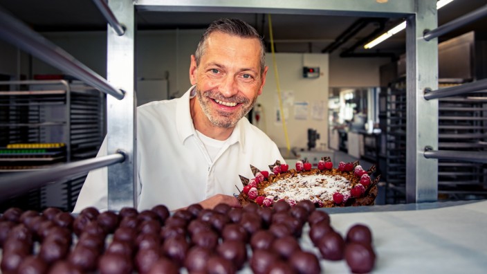 Mitten in Olching: Kombinationen von Kirschen und Schokolade liebt der Olchinger Konditor Josef Schwalber besonders.
