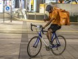 Fahrradkurier des Lieferdienstes Lieferando liefert warme Speisen. // 26.07.2021: DEU, Deutschland, Baden-Württemberg, S